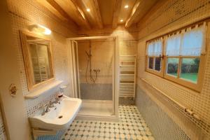 Vannituba majutusasutuses Le Hameau des Prés-Verts, un séjour détente et bien être pour les amoureux de la nature au cœur du Pays d'Auge, en Normandie