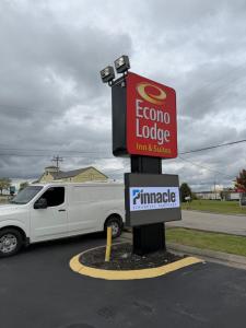 un camion bianco parcheggiato accanto al cartello di un negozio di Econo Lodge Inn & Suites Southeast a La Vergne