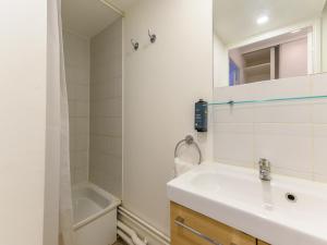 Koupelna v ubytování Séjours & Affaires Pantin Charles De Gaulle + 13 fotografií