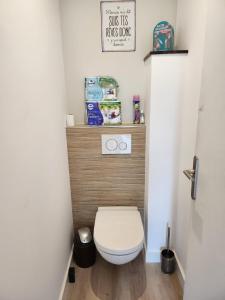 ein Bad mit WC in einem kleinen Zimmer in der Unterkunft Maison Vue Mer in Pornichet + 13 Fotos