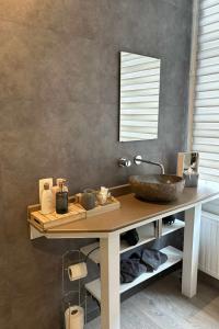 - Mesa de baño con lavabo y espejo en Break@Bruges, en Brujas