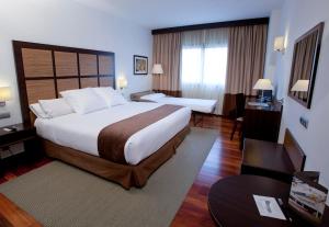 Una cama o camas en una habitación de Aparthotel Attica21 As Galeras 52 fotos más