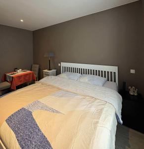 Un dormitorio con una cama grande y una mesa. en Break@Bruges, en Brujas