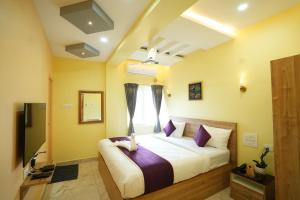 Una cama o camas en una habitación de M M Hotel Royal Respite 6 fotos más