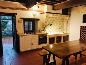 托迪Tudesia Charming house的一个带木桌和木桌的sidx sidx大厨房