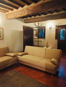 托迪Tudesia Charming house的客厅里有一张沙发和一张桌子。