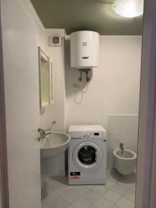 a bathroom with a washing machine and a sink at Appartamenti Anna in Sirmione