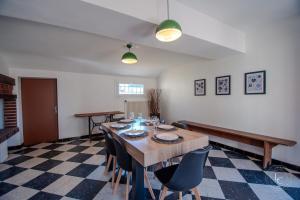 ein Esszimmer mit Tisch und Stühlen in der Unterkunft Maison Le Damier - Proche Center Parcs et Lamotte Beuvron - 3 chambres in La Ferté-Saint-Aubin + 36 Fotos