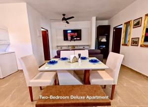 TV a/nebo společenská místnost v ubytování Ocean Front Apartments