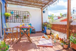 a patio with a table and chairs on a balcony at Vilamurada • Terraza con vistas al casco antiguo in Denia