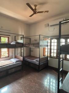 Ένα ή περισσότερα κρεβάτια σε δωμάτιο στο Bunk You Hostel +6 φωτογραφίες