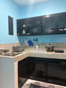 Η κουζίνα ή μικρή κουζίνα στο Sea Cozy Loona Staycation +4 φωτογραφίες