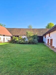 una casa con un gran césped en el patio en Statek Žíšov u Veselí nad Lužnicí, en Žíšov