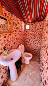 Ένα μπάνιο στο Desert Nights camp