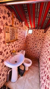 Ένα μπάνιο στο Desert Nights camp +10 φωτογραφίες