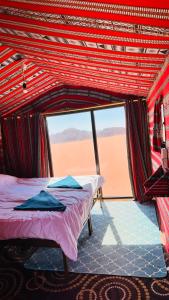 Ένα ή περισσότερα κρεβάτια σε δωμάτιο στο Desert Nights camp