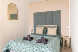 Ένα ή περισσότερα κρεβάτια σε δωμάτιο στο Le Rétro with private parking