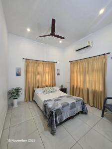 En eller flere senge i et værelse på Thiruthi Homestay