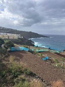 a beach with a blue fence and the ocean at Casita Esperanza in Santa Catalina +18 photos