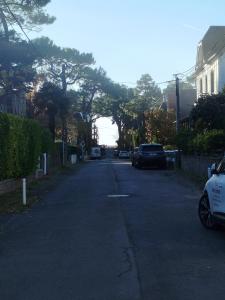 a street with cars parked on the side of the road at T2 d'Anne proche plage et marché in La Baule
