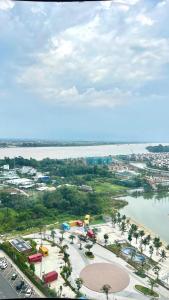 una vista aerea di un parco vicino a una cassa d'acqua di Căn nhà nhỏ a Long Bình