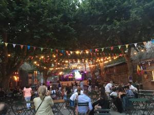 Una multitud de personas sentadas en mesas en un evento al aire libre. en Dans village médiéval piétonnier, Suite exécutive vue mer exceptionnelle, en Roquebrune-Cap-Martin