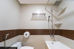 ホーチミン・シティにあるSabina Residence - HCMのトイレと洗面台のあるバスルーム +47枚の写真