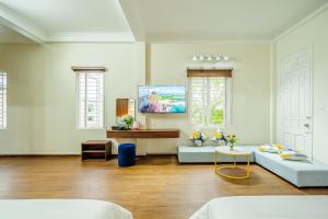 TV a/nebo společenská místnost v ubytování Villahanhphuc - bể bơi - Trung tâm Bãi Cháy