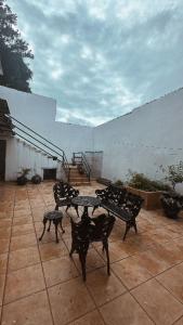 um grupo de bancos em um pátio em Hotel Araras em Manaus