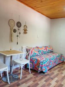 een woonkamer met een bank en een tafel bij Escape of tranquility in San José