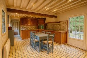 Köök või kööginurk majutusasutuses Le Hameau des Prés-Verts, un séjour détente et bien être pour les amoureux de la nature au cœur du Pays d'Auge, en Normandie +35 fotot