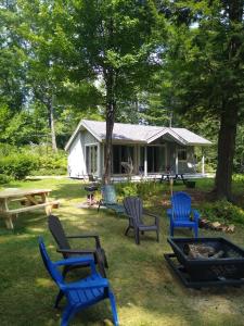 un grupo de sillas sentadas frente a una casa en 3 Cabins with Sauna on Lake Monomonac by Mount Monadnock, en Rindge 120 fotos más