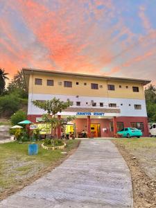 TangalanJuanito's Resort的一栋建筑前停着一辆车