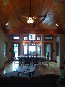 Un gran comedor con mesa y sillas. en 3 Cabins with Sauna on Lake Monomonac by Mount Monadnock, en Rindge