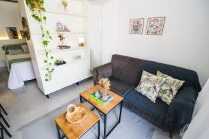 a living room with a couch and a table at Flat Aconchego dos Pássaros in Bonito