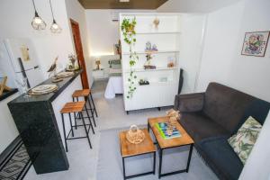 a living room with a couch and a table at Flat Aconchego dos Pássaros in Bonito