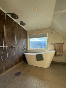 Koupelna v ubytování Private waterfall, sauna & hot tub - unique house