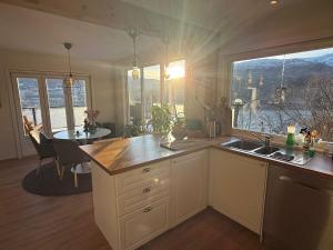 Kuchyň nebo kuchyňský kout v ubytování Private waterfall, sauna & hot tub - unique house