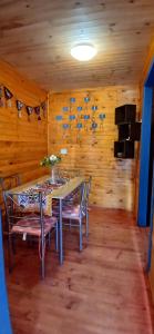 ein Esszimmer mit Tisch und Stühlen in der Unterkunft Cabaña punta de Lobos in Pichilemu