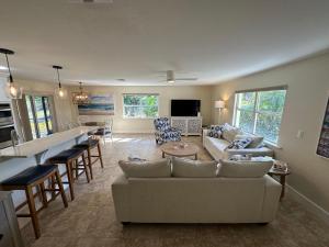 ein Wohnzimmer mit Couch und Bar in der Unterkunft Tahitian Waters in Bowmans Beach Helistop