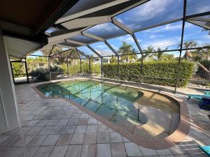 einen Pool in einem Haus mit Glasdecke in der Unterkunft Tahitian Waters in Bowmans Beach Helistop