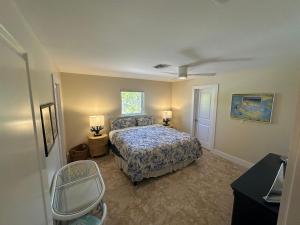 ein Schlafzimmer mit einem Bett, zwei Lampen und einem Stuhl in der Unterkunft Tahitian Waters in Bowmans Beach Helistop