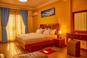 Résidence Belmann في دوالا: غرفة نوم فيها سرير واريكة