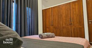 sypialnia z łóżkiem i drewnianymi szafkami w obiekcie nelli house w mieście Galle