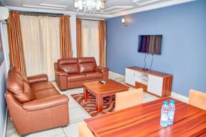 Résidence Belmann في دوالا: غرفة معيشة مع كراسي جلدية وطاولة