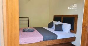 sypialnia z łóżkiem z drewnianą ramą w obiekcie nelli house w mieście Galle +37 zdjęć