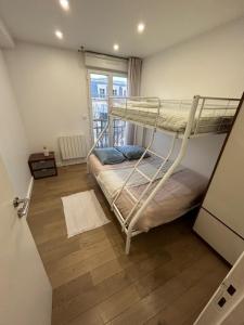 Postel nebo postele na pokoji v ubytování Disney 4 bedrooms 2 parkings 14 people 4 minutes from entrance of Disney