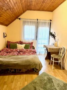 Ένα ή περισσότερα κρεβάτια σε δωμάτιο στο Kovács vendégház