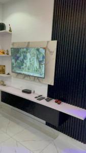 Una televisión o centro de entretenimiento en Cozy 3 bedroom apartment