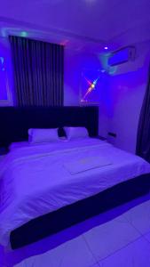 Una cama o camas en una habitación de Cozy 3 bedroom apartment